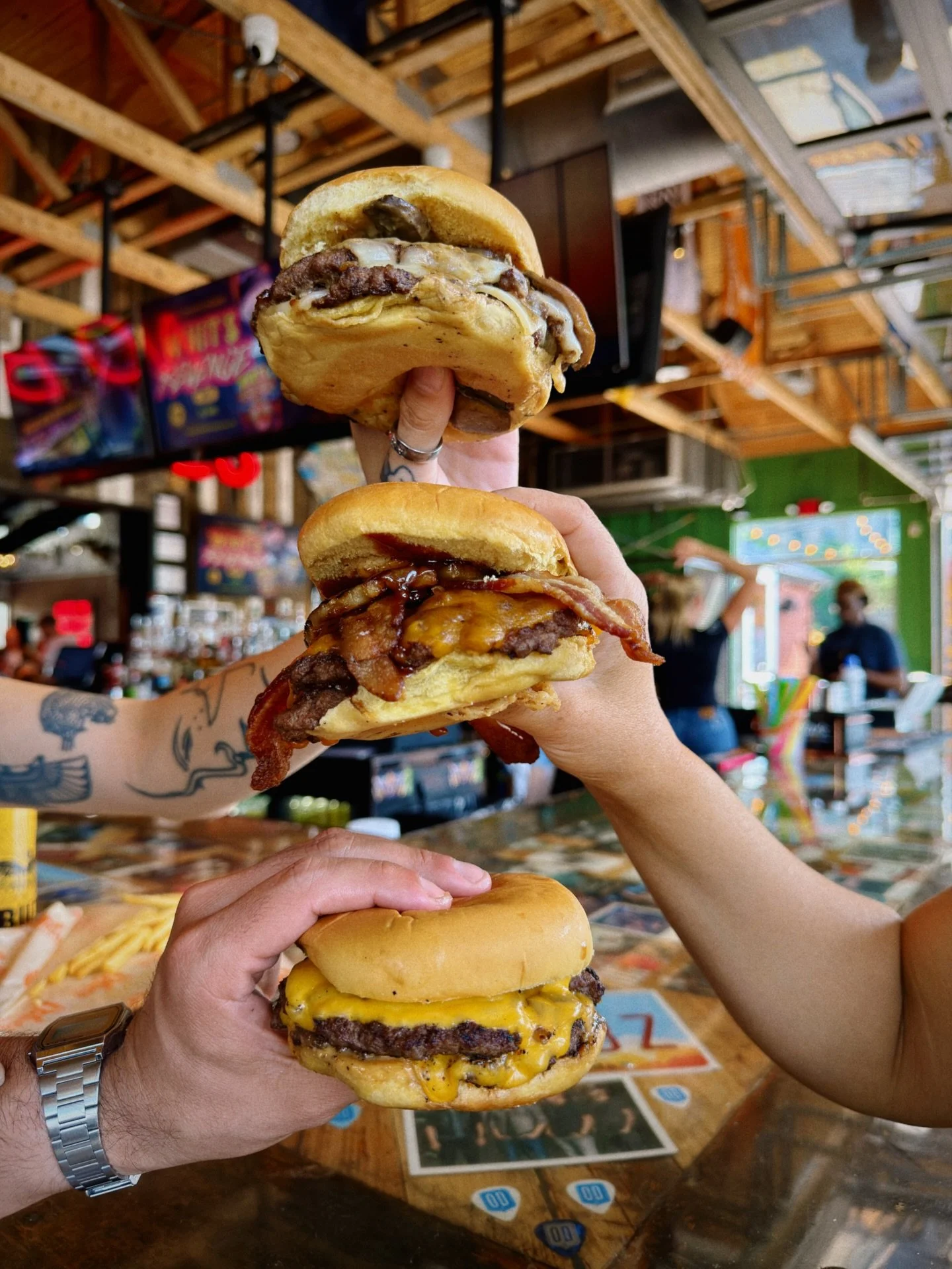 You know what time it is 🍔 Come grab one of our signature Smash Burgers or try our brand new
Beach Bar Burger! Made with two quarter pound smash patties, odie&rsquo;s seasoning, pineapple slices, bacon, cheddar cheeese &amp; bbq sauce.