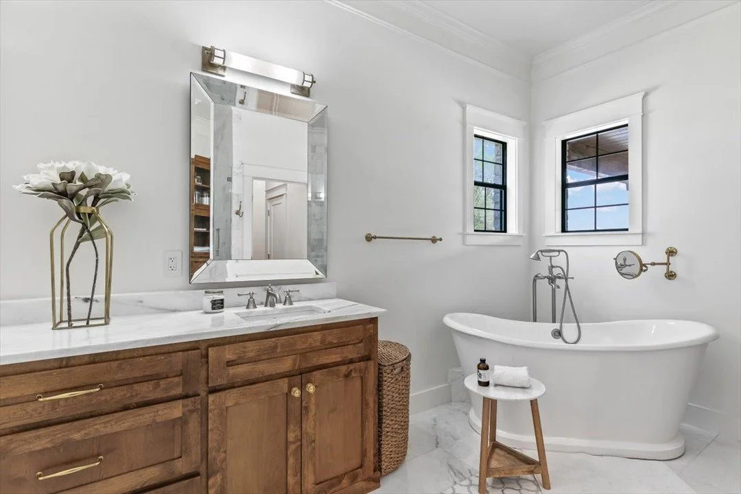 Major bath glow-up ✔️
First week of school ✔️
Now&hellip; time to soak it all in.

This bath remodel just in time for the first week of school to come to a close&mdash;perfect timing for a little weekend retreat at home. 

By keeping the plumbing in 