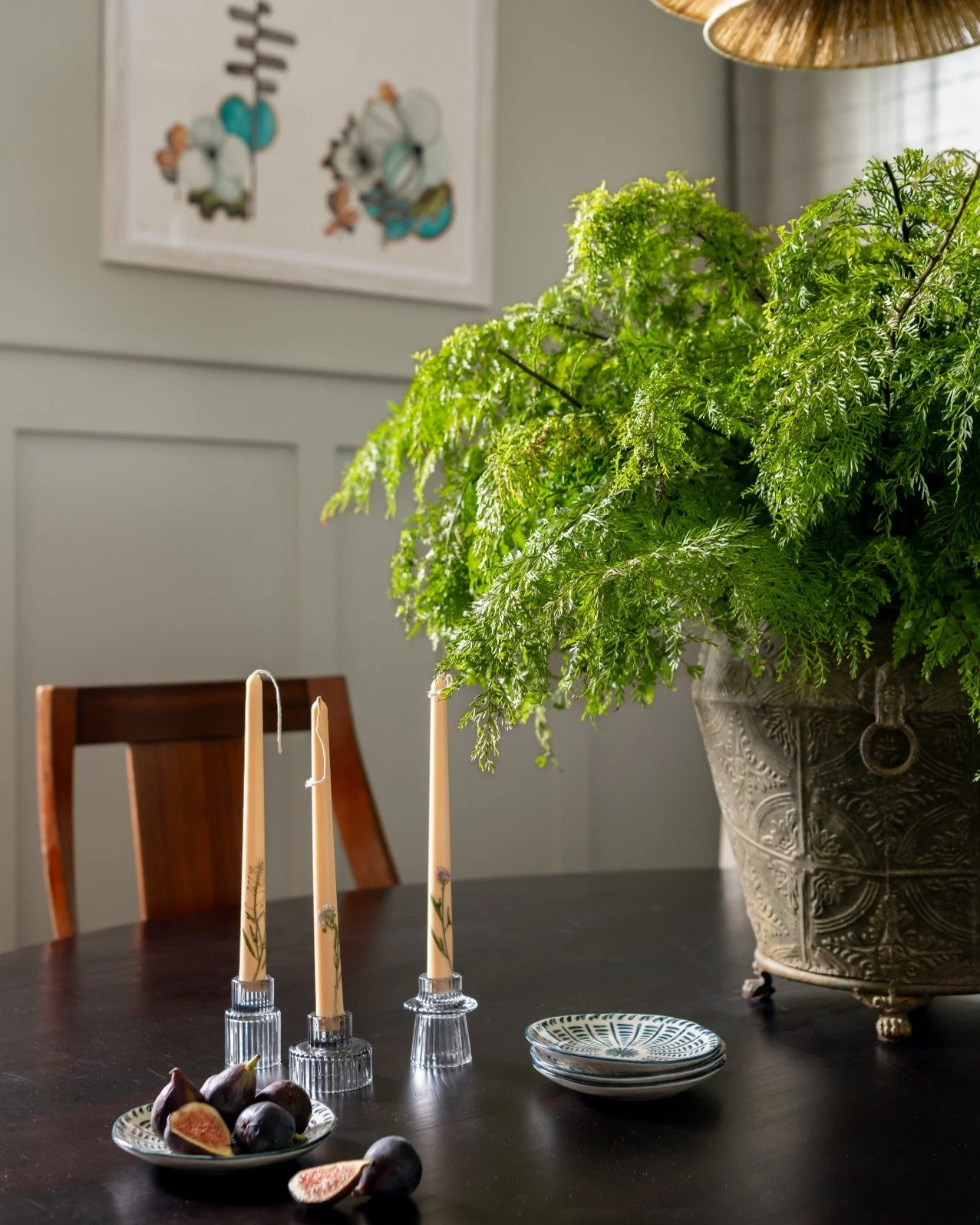 The client wanted cozy but sophisticated&hellip; and we delivered.
This dining room balances warmth with refinement&mdash;layered textures, thoughtful lighting, and timeless details that invite conversation and connection.

Would you host family dinn
