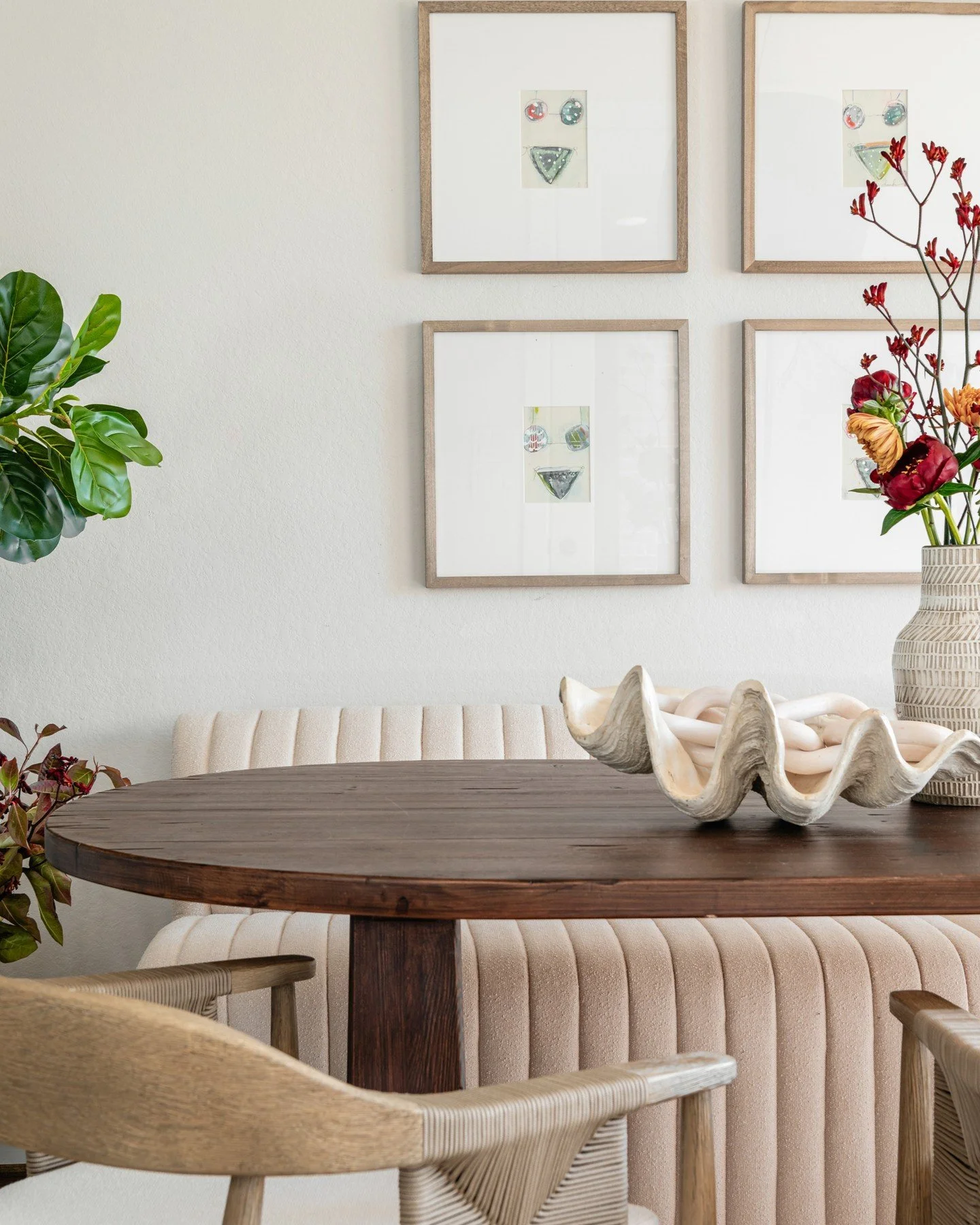 Breakfast in Style
This cozy, textural breakfast room proves that sophistication and a touch of fun can coexist beautifully. From layered materials to warm tones and elegant furniture, every detail invites you to linger… and that playful biki