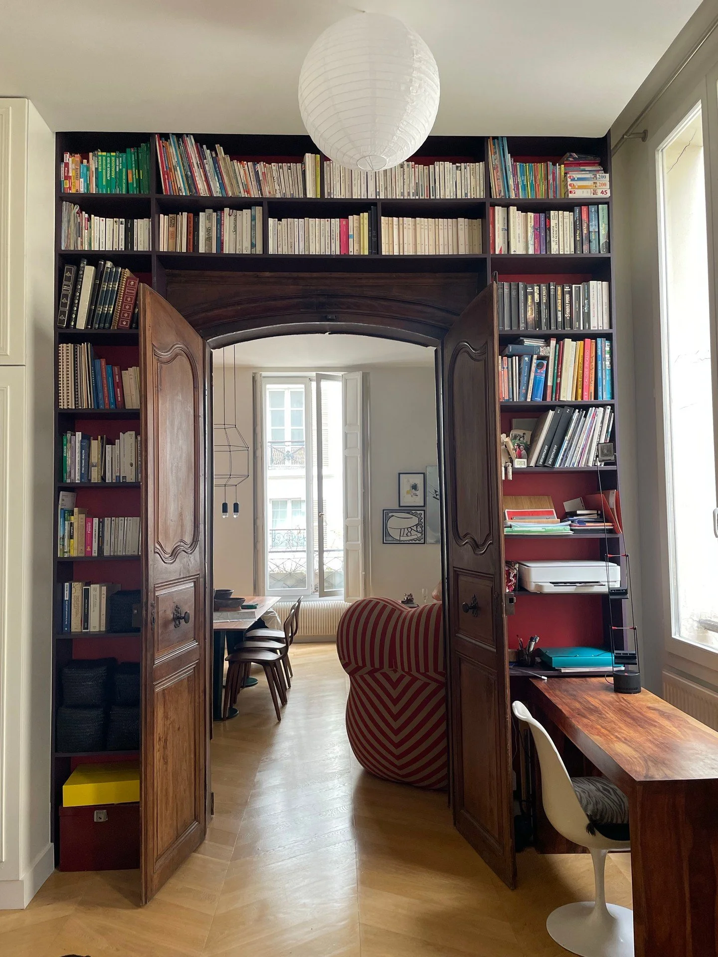 A quiet moment meets connection. Custom millwork frames a library that opens seamlessly into the gathering space — grounded in warmth, light, and thoughtful proportion.
Would you spend your evenings here reading or hosting?