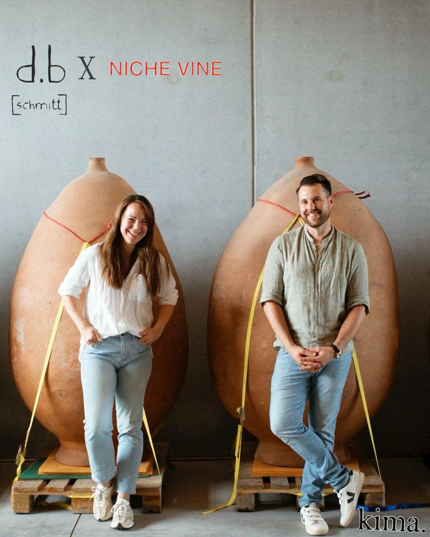 TIRSDAG D. 19 NOVEMBER 🍷🚨
Bianca, som I ser til vestre, er den ene halvdel af D.B. Schmitt (Daniel &amp; Bianca) og kommer p&aring; bes&oslash;g i K&oslash;benhavn.
D.B. Schmitt er et &aelig;gtepar, som producerer en masse naturvin i Rheinhessen re