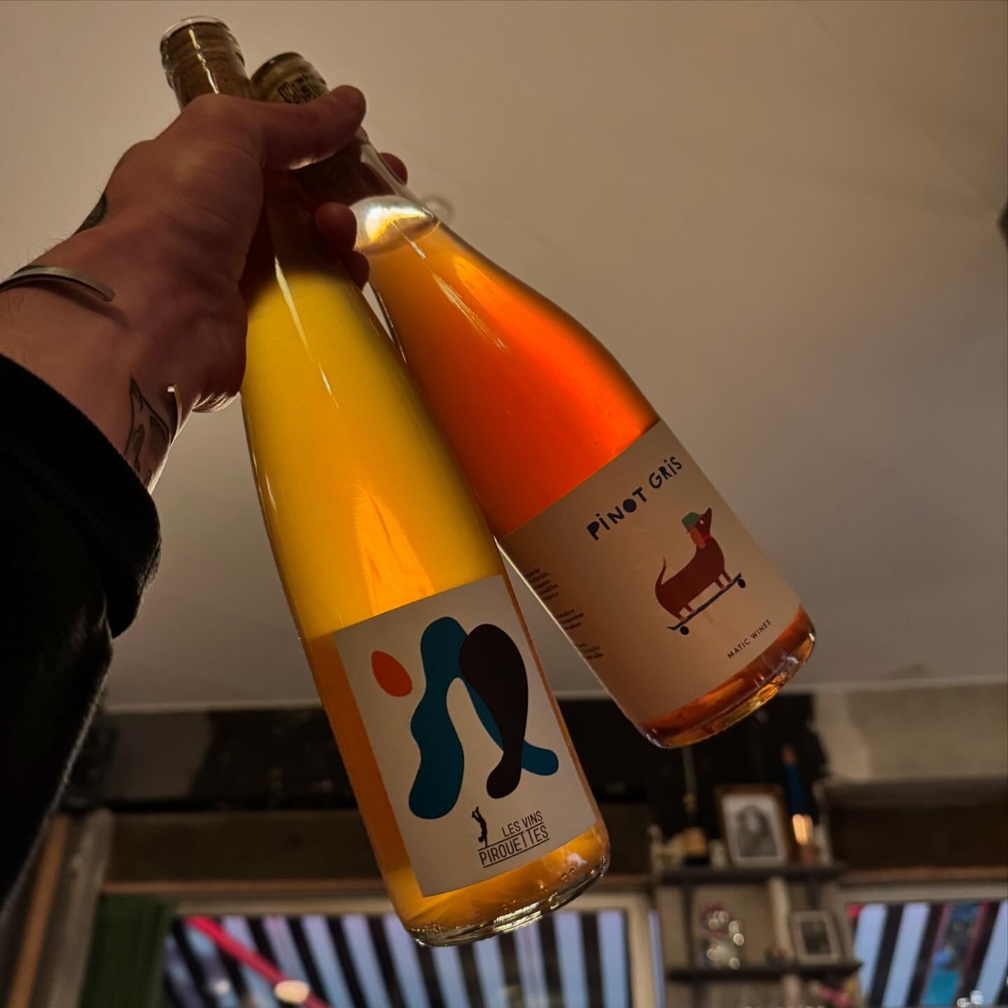 Savner du ogs&aring; sommeren? 🫠 
Du kan altid dr&oslash;mme dig tilbage med vores orange vin p&aring; glas, hvis du gerne vil have det fuldst&aelig;ndig tropisk i munden 🌴

#kimakima #frederiksborgvej2
