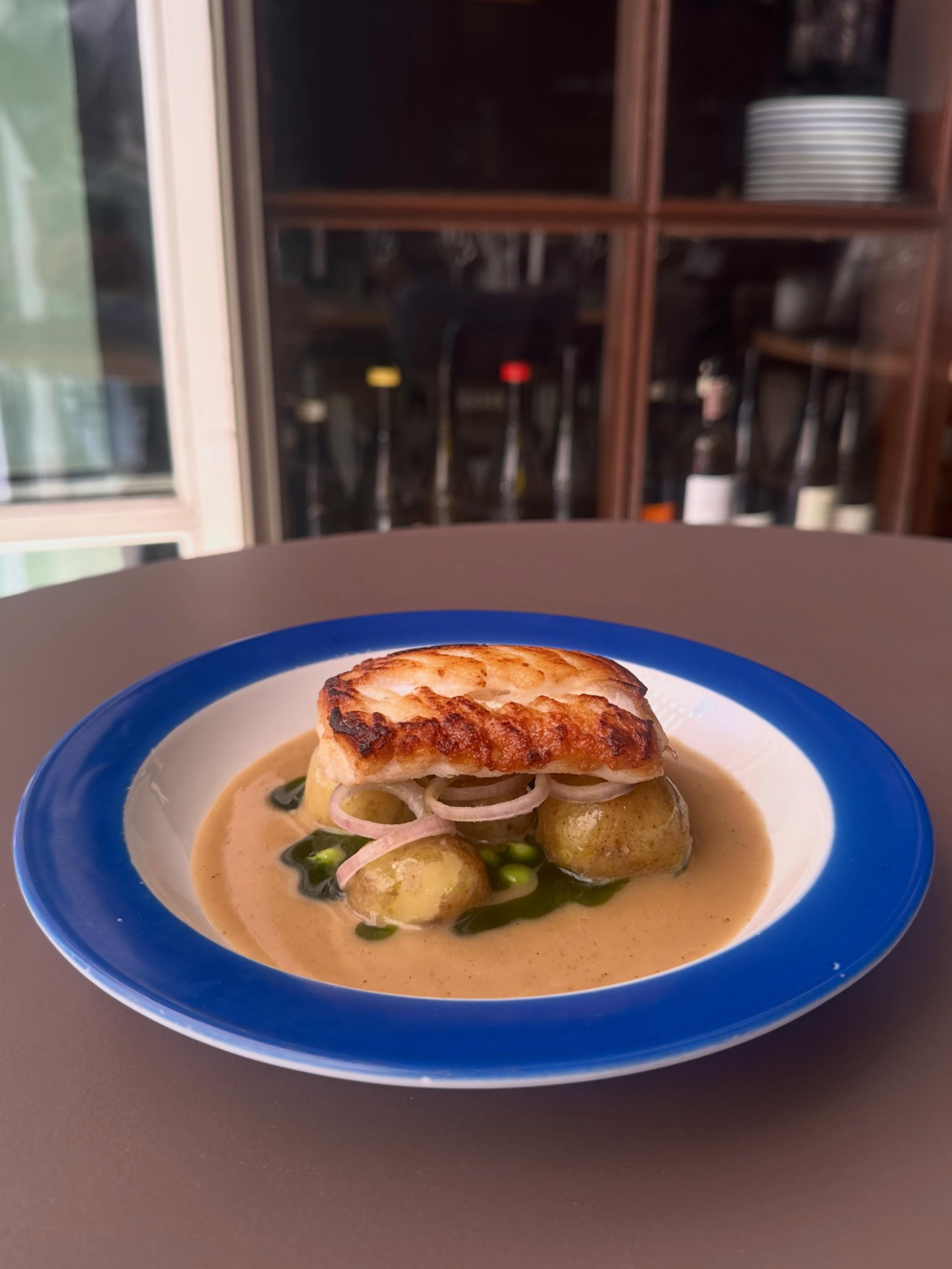 Ny ret p&aring; kortet! 🫵

Stegt lange, nye kartofler, &aelig;rter, l&oslash;vstikkeolie og fiskefumet

Sommer p&aring; en tallerken 🌊

#restaurantlamar #glkongevej27