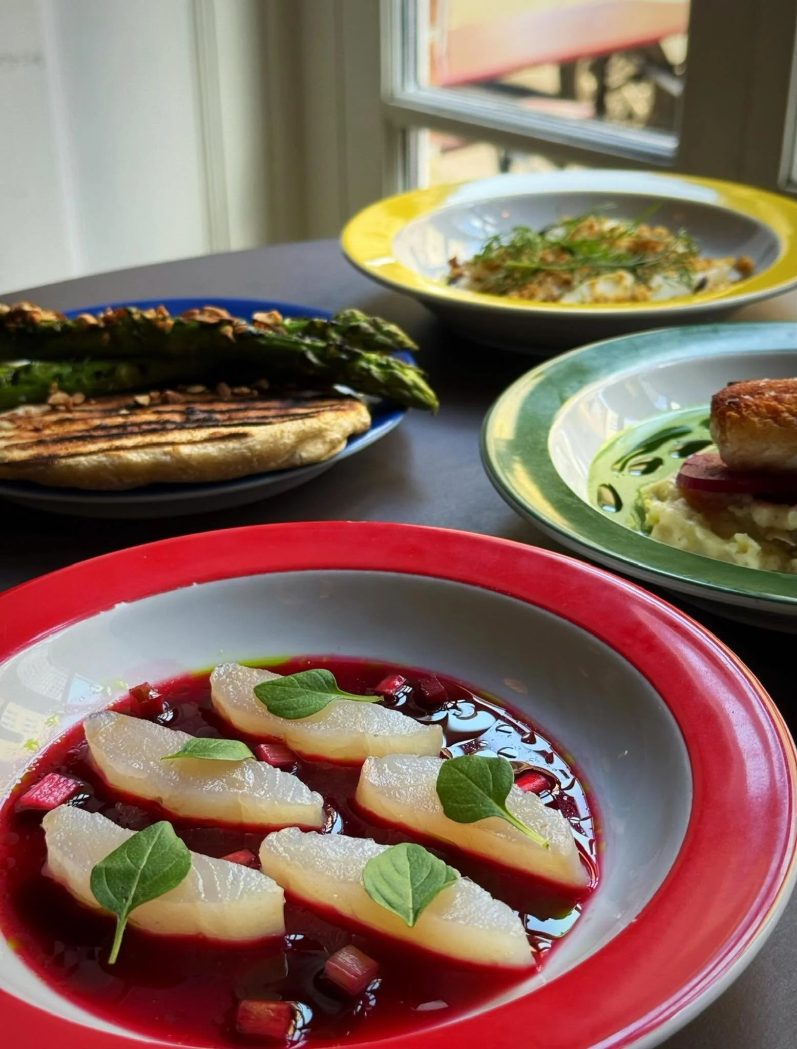 Det er fandme en god tid at v&aelig;re sulten p&aring; Vesterbro 👊

Nye kartofler. Hvide asparges. Rabarber. Gr&oslash;nne asparges.

Alt det gode, s&aelig;sonen har at byde p&aring; &ndash; direkte p&aring; tallerkenerne 🌱🍷

Let&rsquo;s go forhel