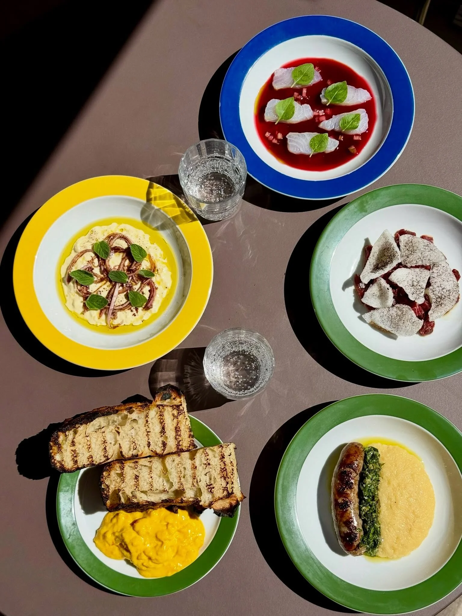 Sommermenuen 👊

5 snacks. Gode r&aring;varer. Kolde glas. Ordentlige priser.

Det er faktisk ikke mere kompliceret end det.

Imens g&aring;r k&oslash;kkenet stille og roligt og brygger p&aring;, hvad der venter efter d. 8. august - hvor vi skruer op