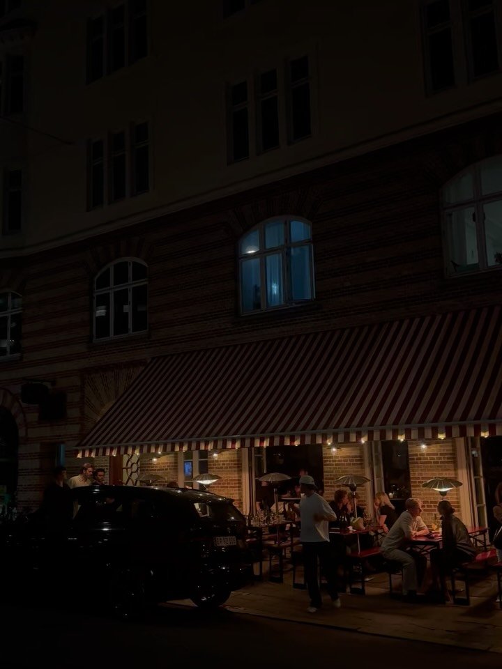 Sommeren skudt afsted med lysets hastighed p&aring; Lamar 🚀 med live acts fra fantastiske og talentfulde venner og kunstnere❤️ #restaurantlamar #glkongevej27