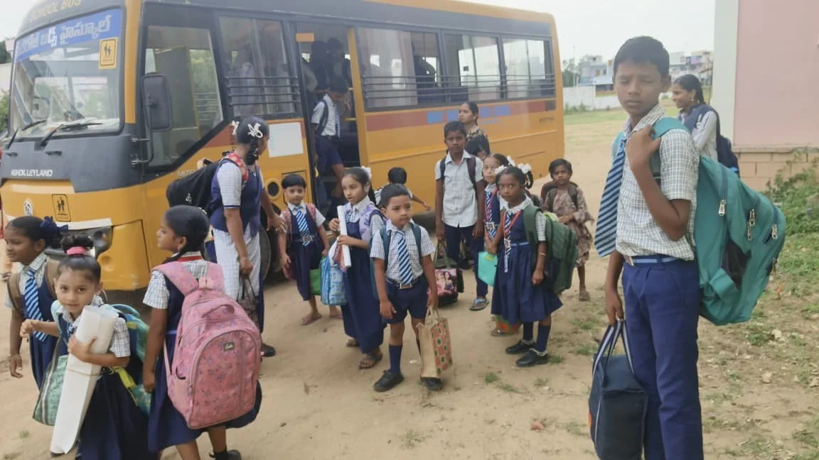 Bus pictures 2025 india children exiting 2.jpg