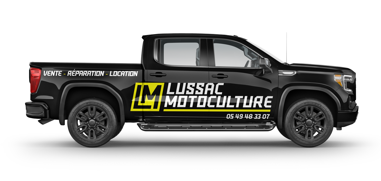 Une camionnette noire avec une décoration pour Lussac Motoculture, une entreprise de vente, réparation et location de matériel de motoculture, avec leur logo et leur numéro de téléphone