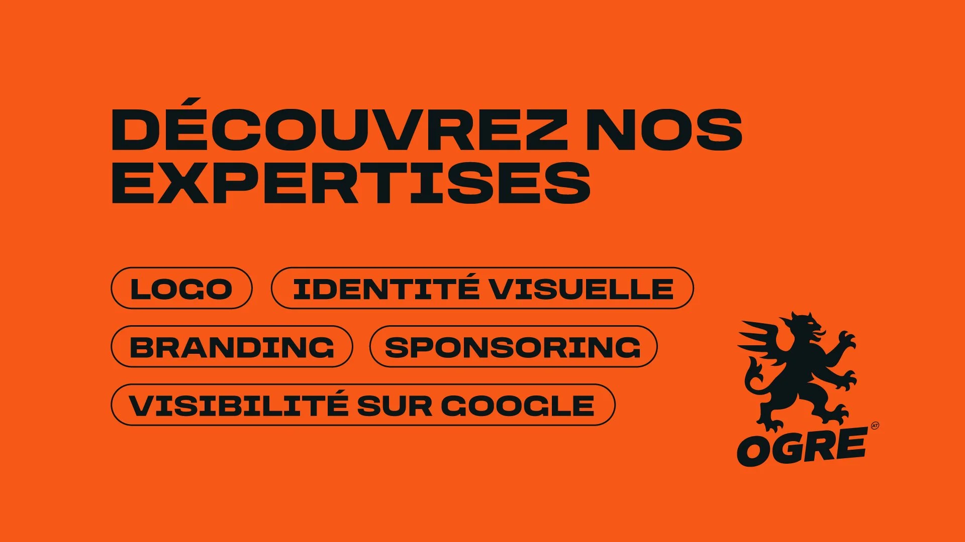 Une affiche orange avec du texte en noir annonçant des services en marketing, comprenant des mots comme LOGO, IDENTITÉ VISUELLE, BRANDING, SPONSORING, et VISIBILITÉ SUR GOOGLE, avec un logo d'ogre noir dans le coin inférieur droit.