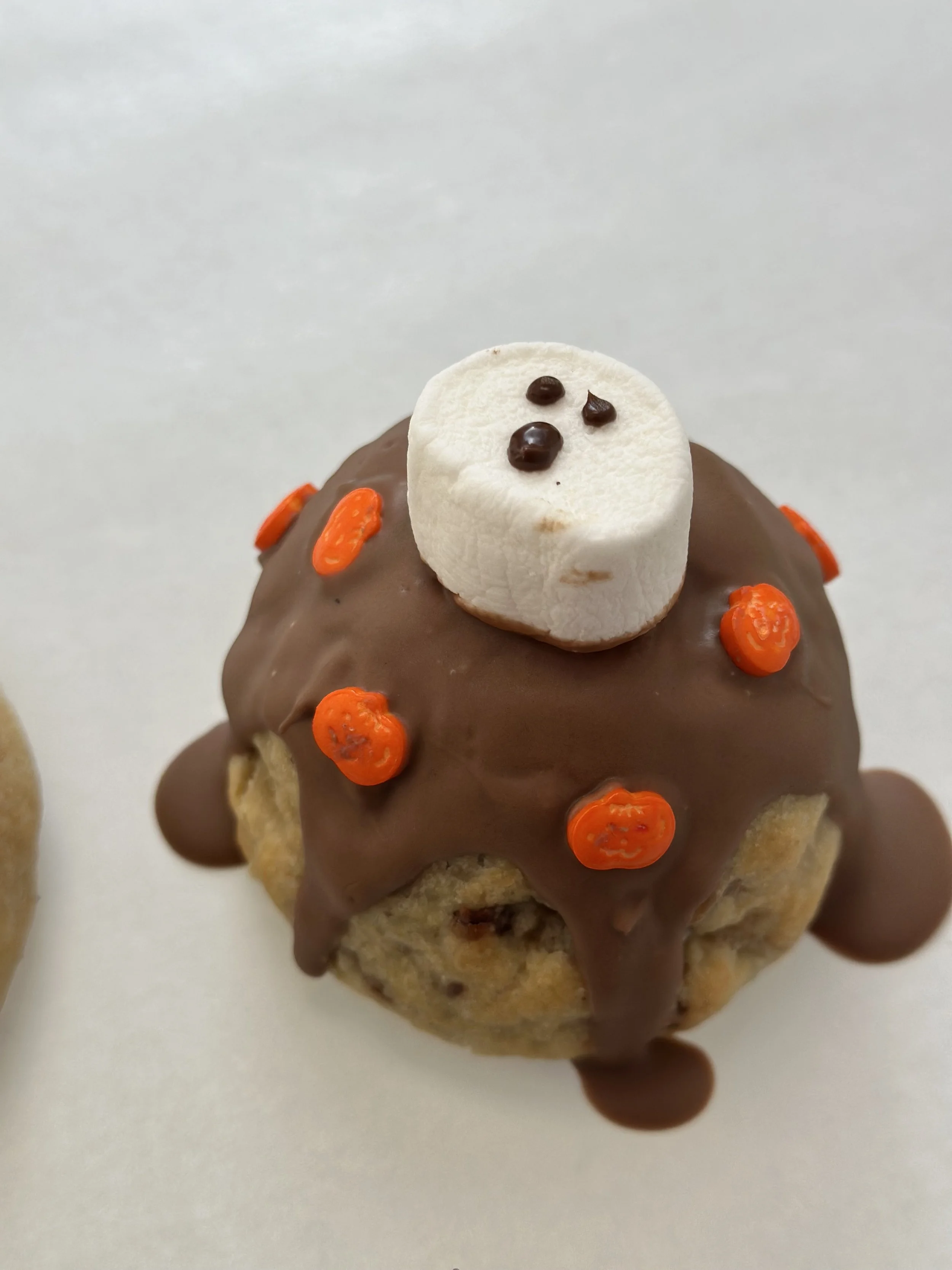 Ghost cookie: masa con chips de chocolate con leche rellena de nutella y marshmallow