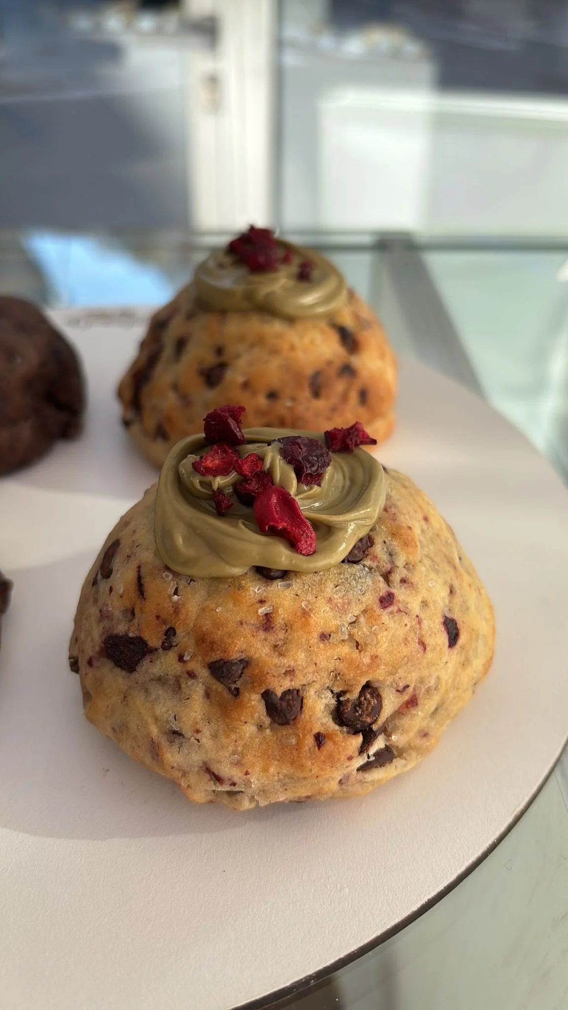 VEGANA | Cherry & pistacho cookie