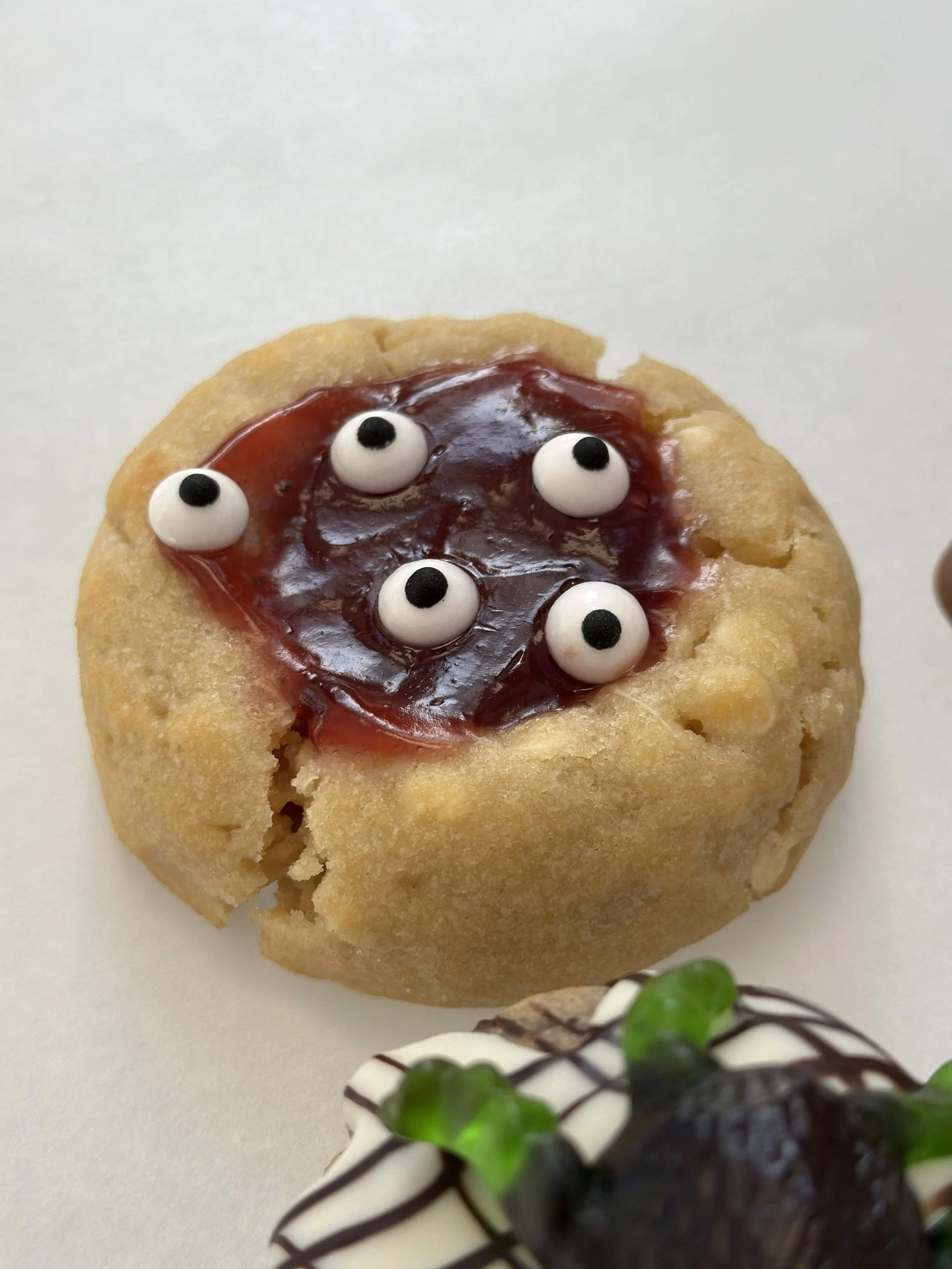 Bloody cookie: masa con chips de chocolate blanco con mermelada de frutos rojos