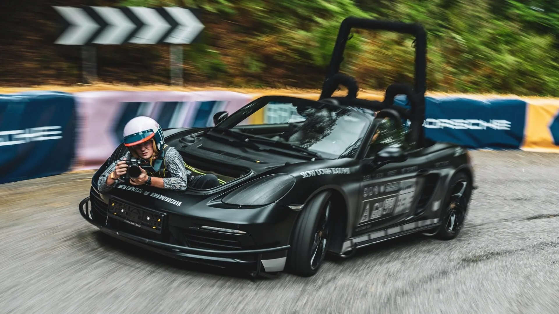 Porsche Boxster als Viersitzer: Fotograf im Kofferraum