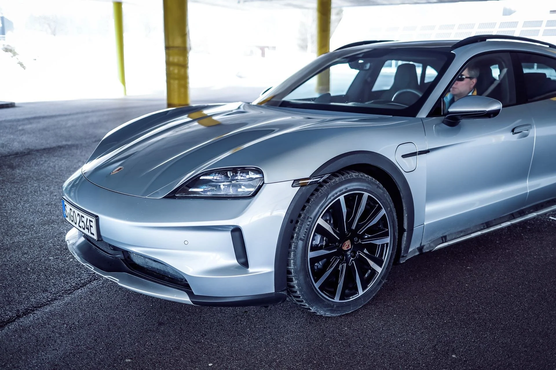 Test Porsche Taycan 4 Cross Turismo parkt