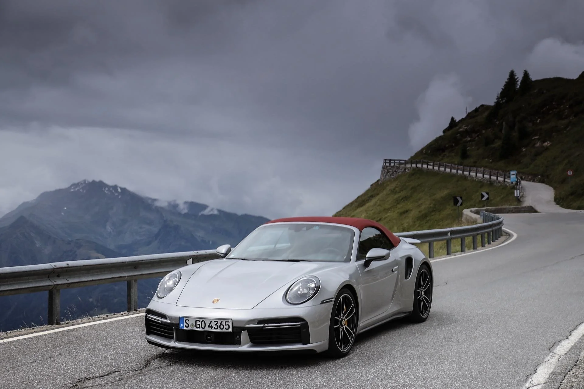911 Turbo S Cabrio im Alpen-Test: 330 km/h und Serpentinen am Stelvio