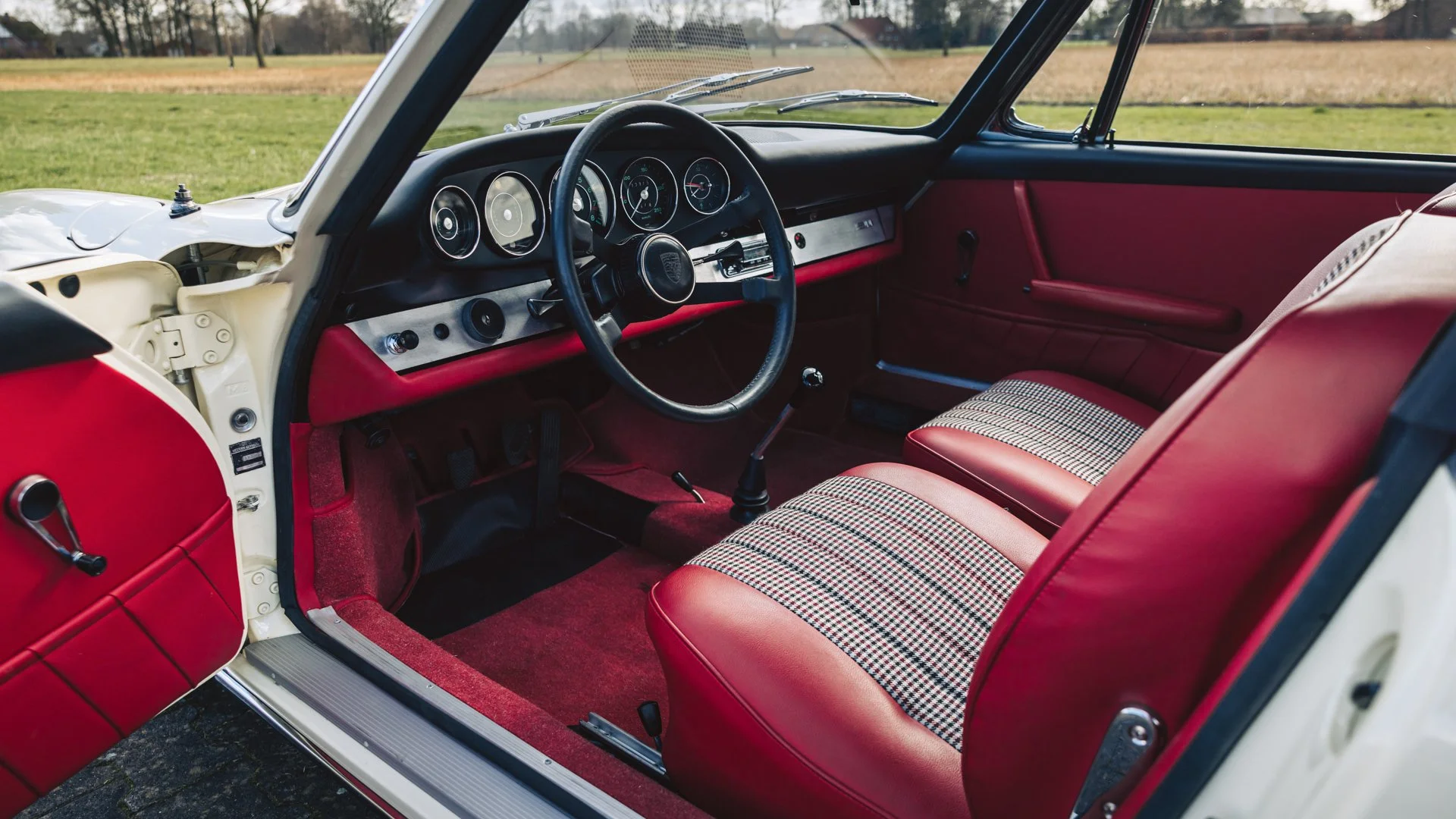 VE26_r0058 1966 Porsche 911 S Soft Window Targa_043.jpg