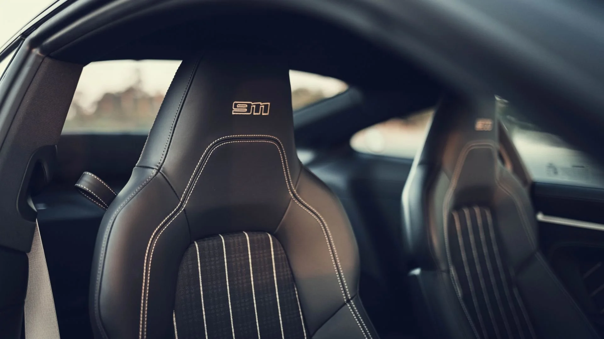 Porsche_911_CARRERA_S_handschalter-sitze.jpg