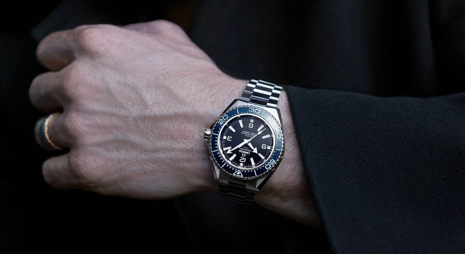 Omega Planet Ocean 2025 am Arm