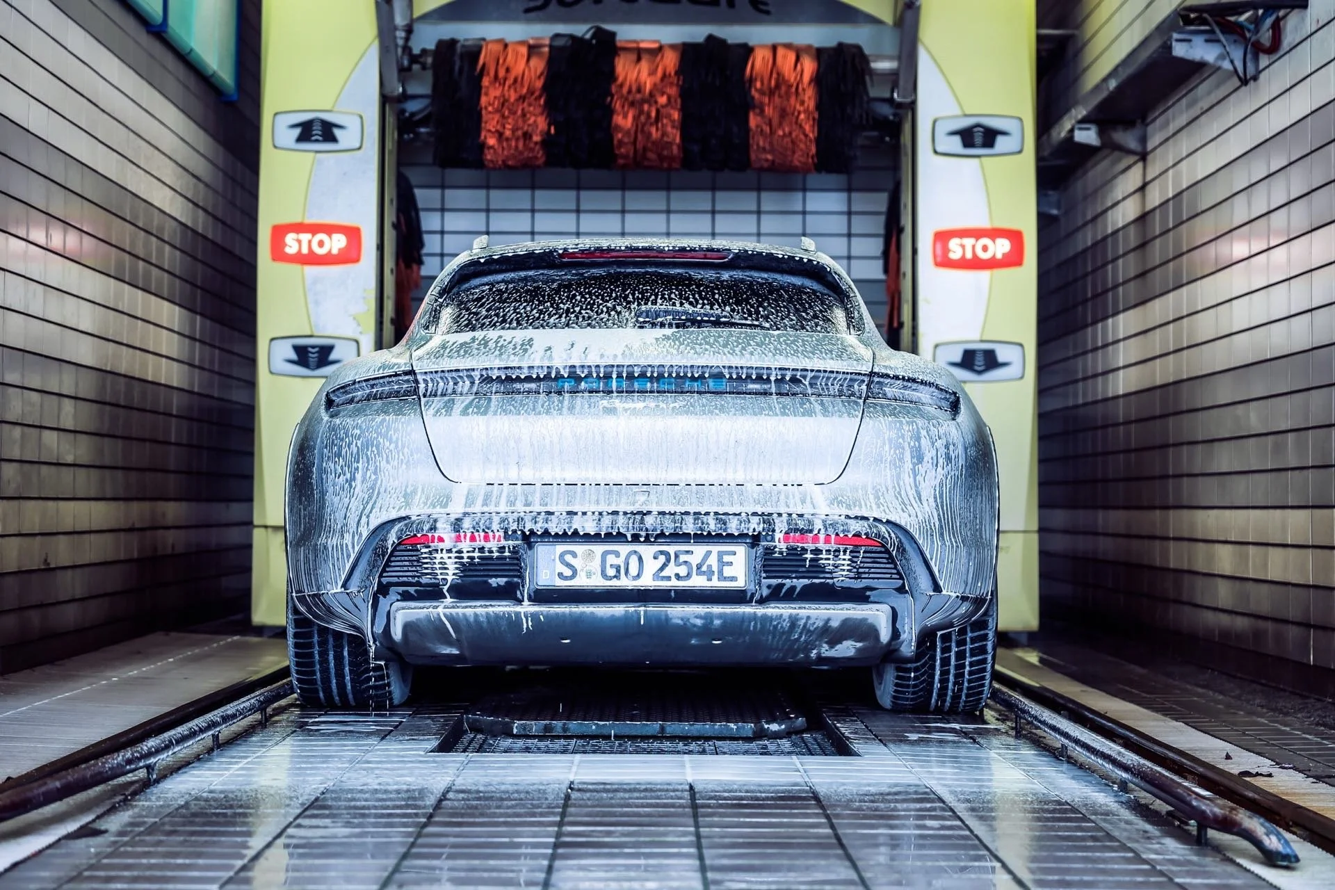 Porsche Taycan 4 Cross Turismo Waschstraße