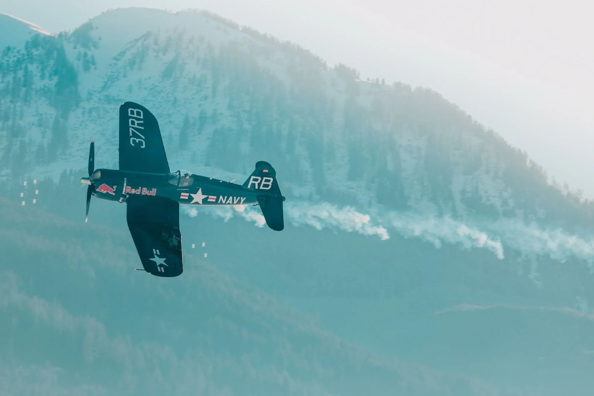 Flying Bulls mit Corsair beim FAT Ice Race