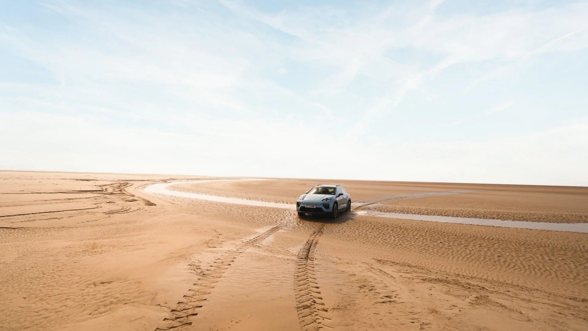 Mit Strom durchs Watt: Der elektrische Porsche Macan in der Morecambe Bay
