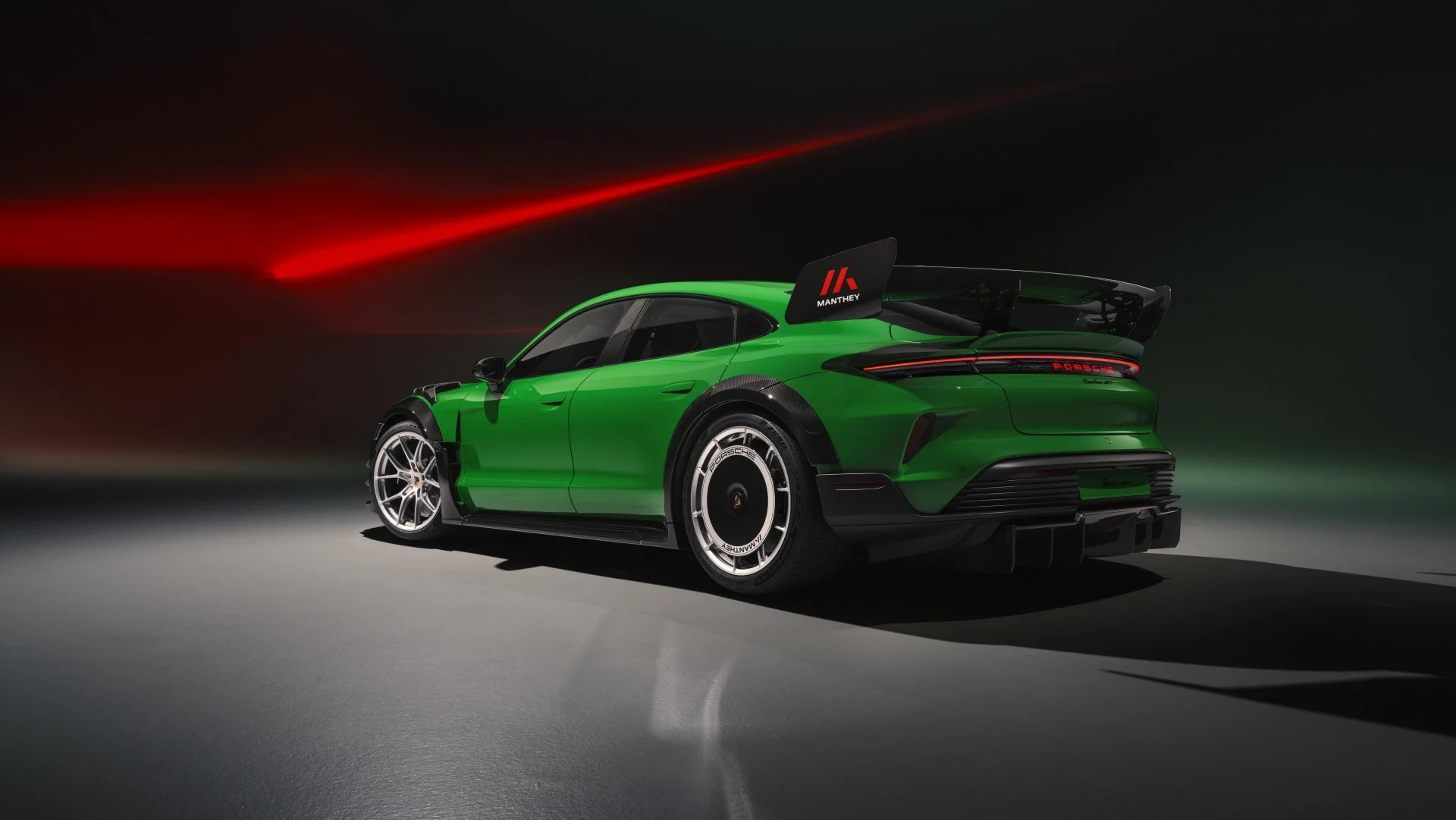 Porsche Taycan Turbo GT mit Manthey Kit Heck