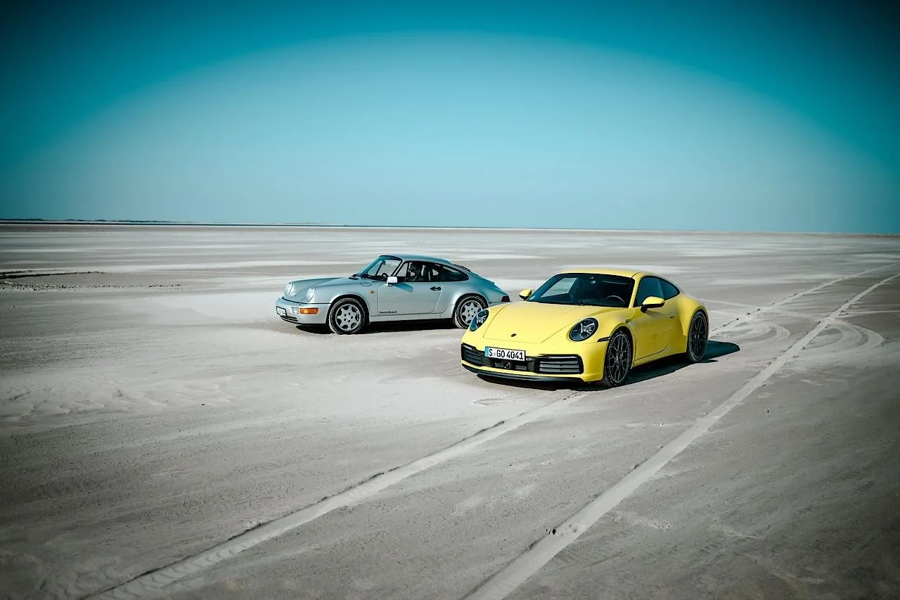 Wandfoto auf Aluminium Porsche 992 und 964 im Sand
