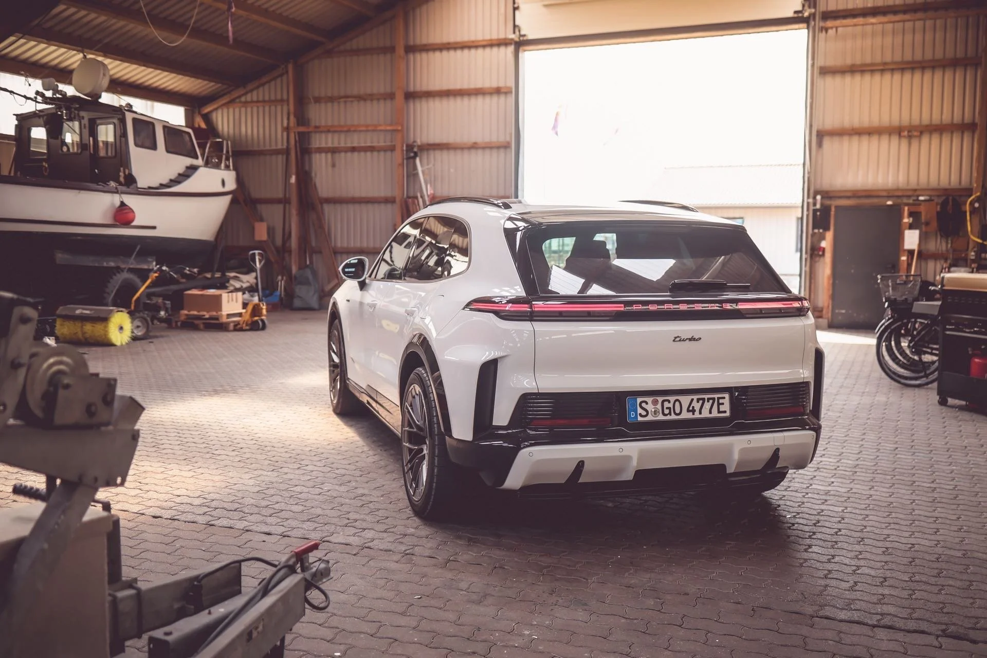 Porsche Cayenne Turbo Electric Test Werft