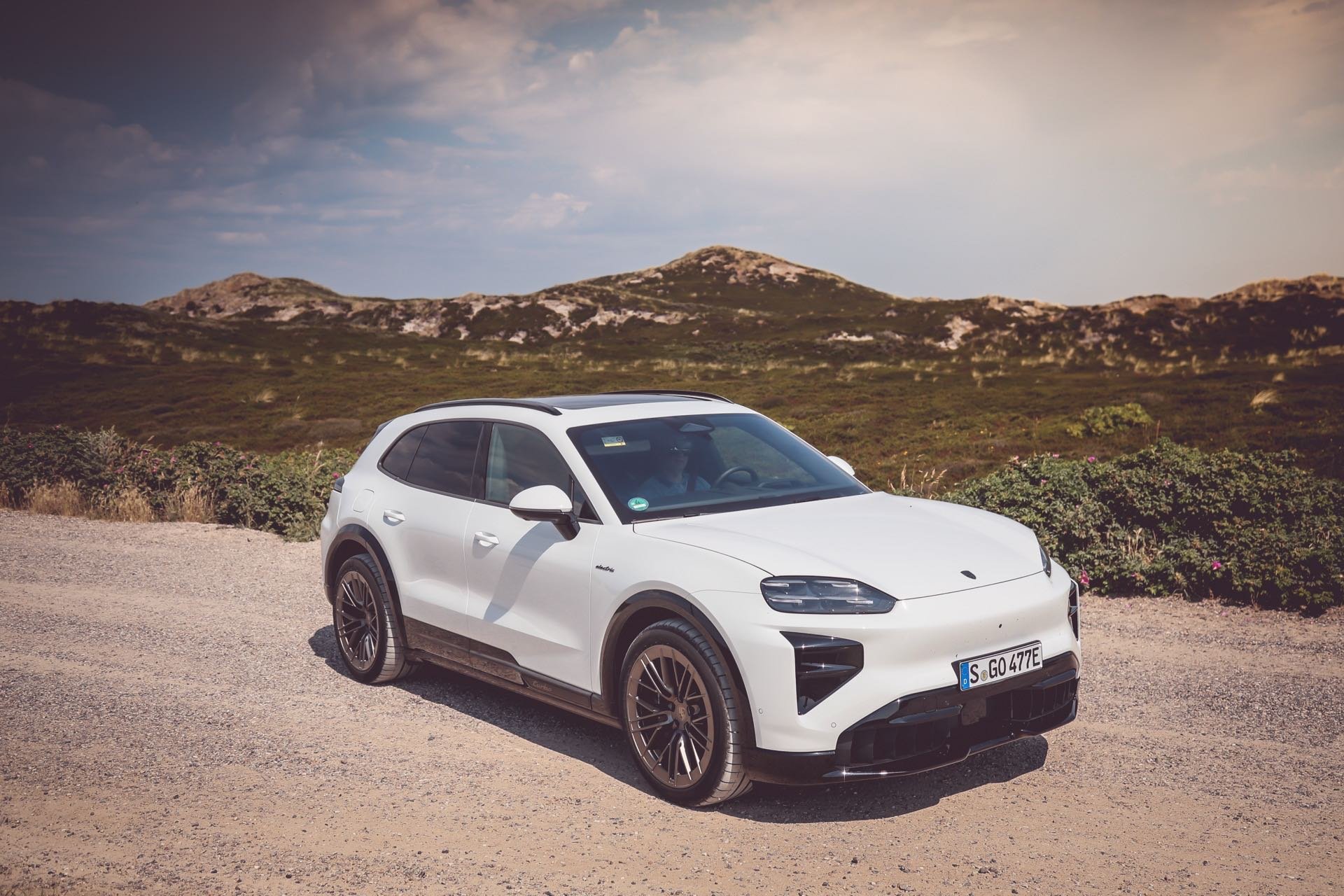 Porsche Cayenne Turbo Electric Test Schotter