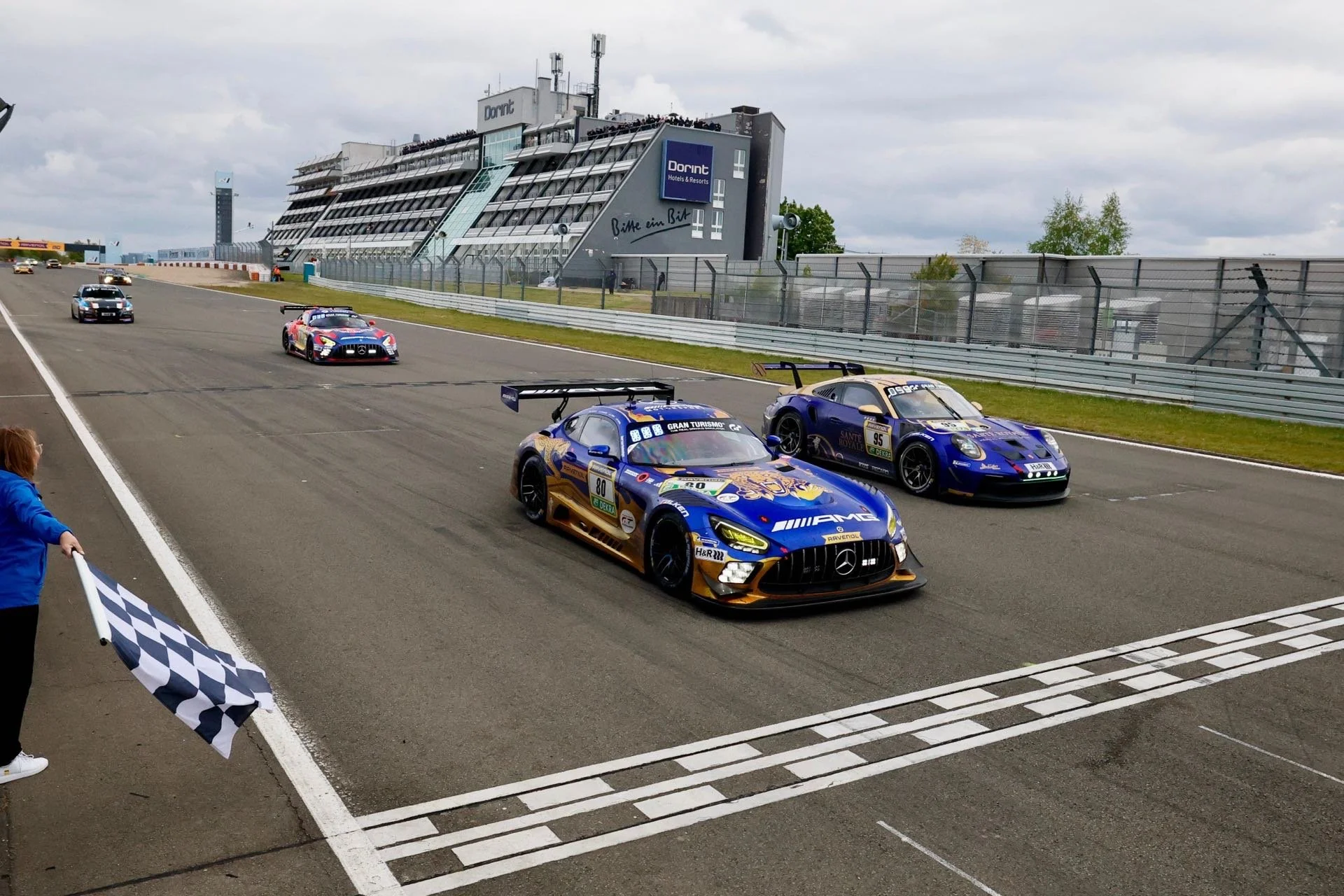 24h Nürburgring 2026: Der siegreiche AMG GT3 überquert die Ziellinie