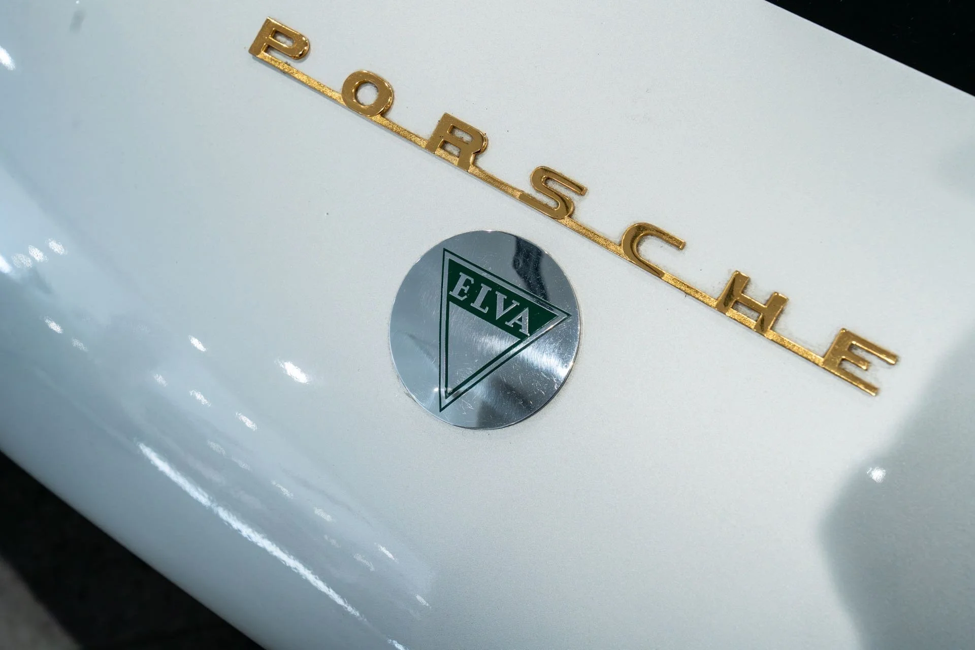 Der Elva Porsche Mk VII S trägt beide Hersteller-Logos
