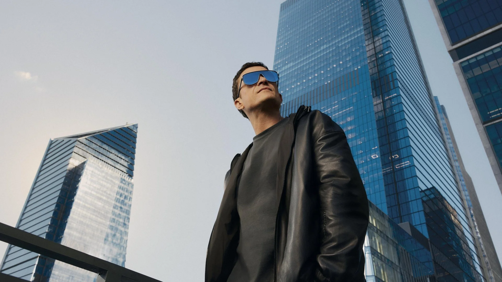 Porsche Design x Orlando Bloom: 911-Targa-Sonnenbrille und Lederjacke