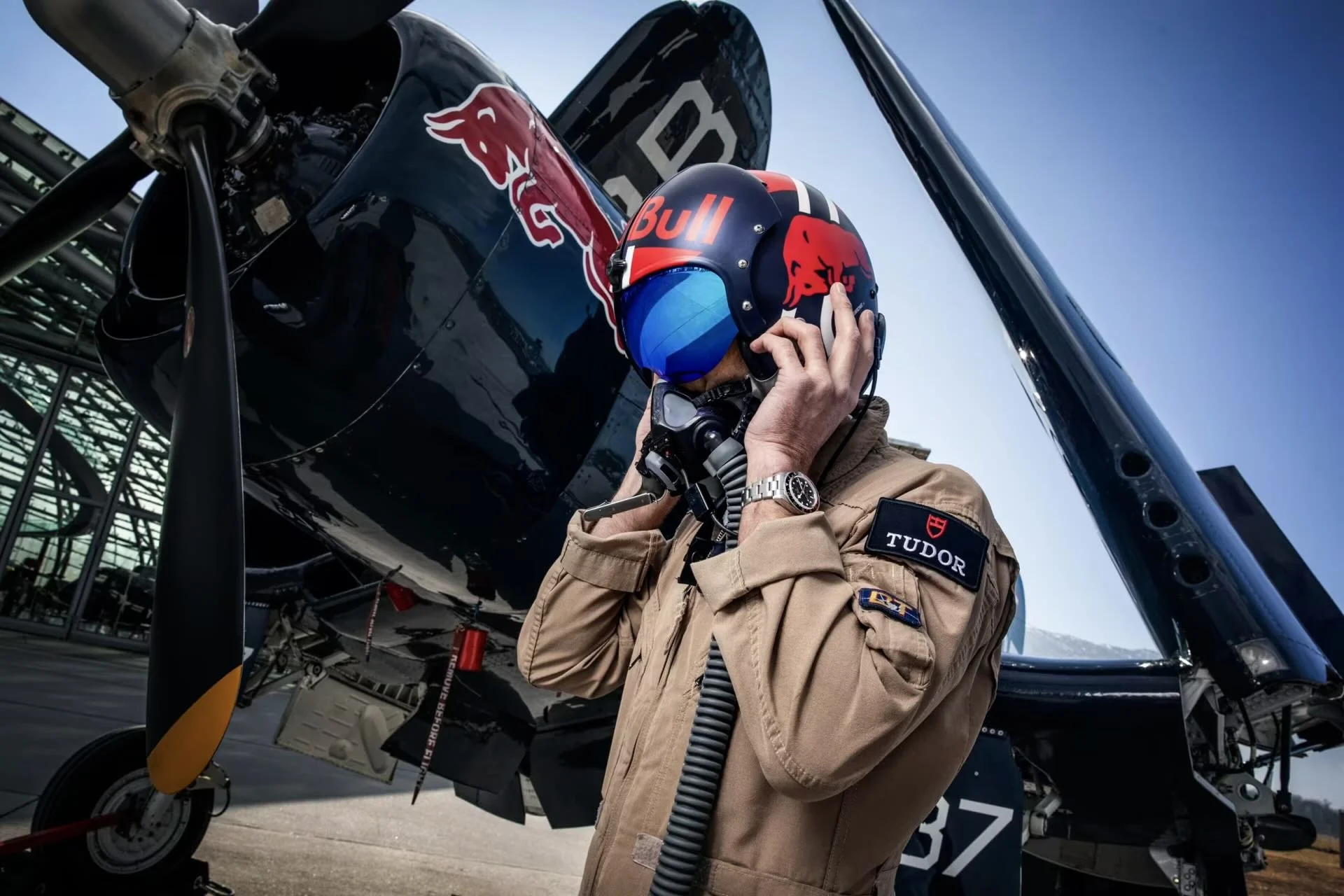 Flying-Bulls-Pilot vor dem Start mit der Corsair