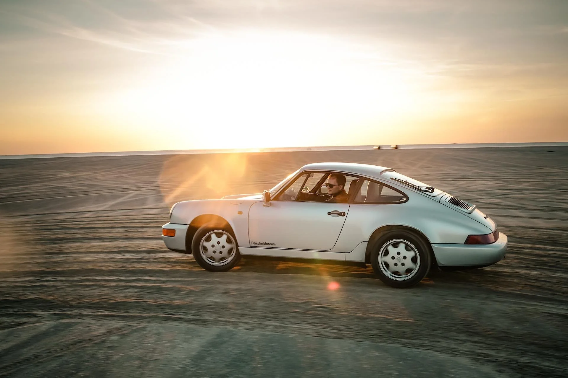 Wandfoto auf Aluminium Porsche 964 Carrera 4 im Drift