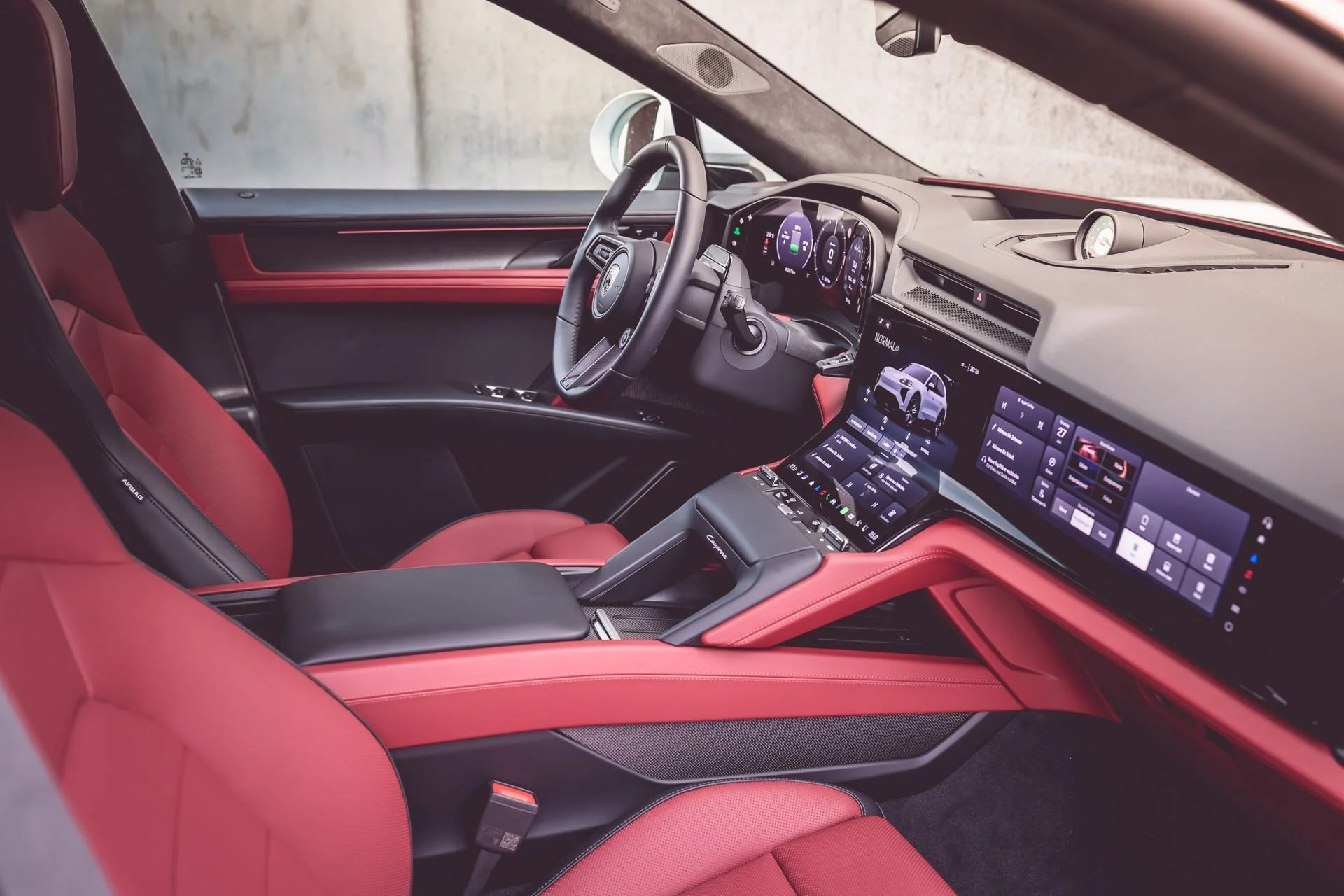 Porsche Cayenne Turbo Electric Test Laden Innenraum