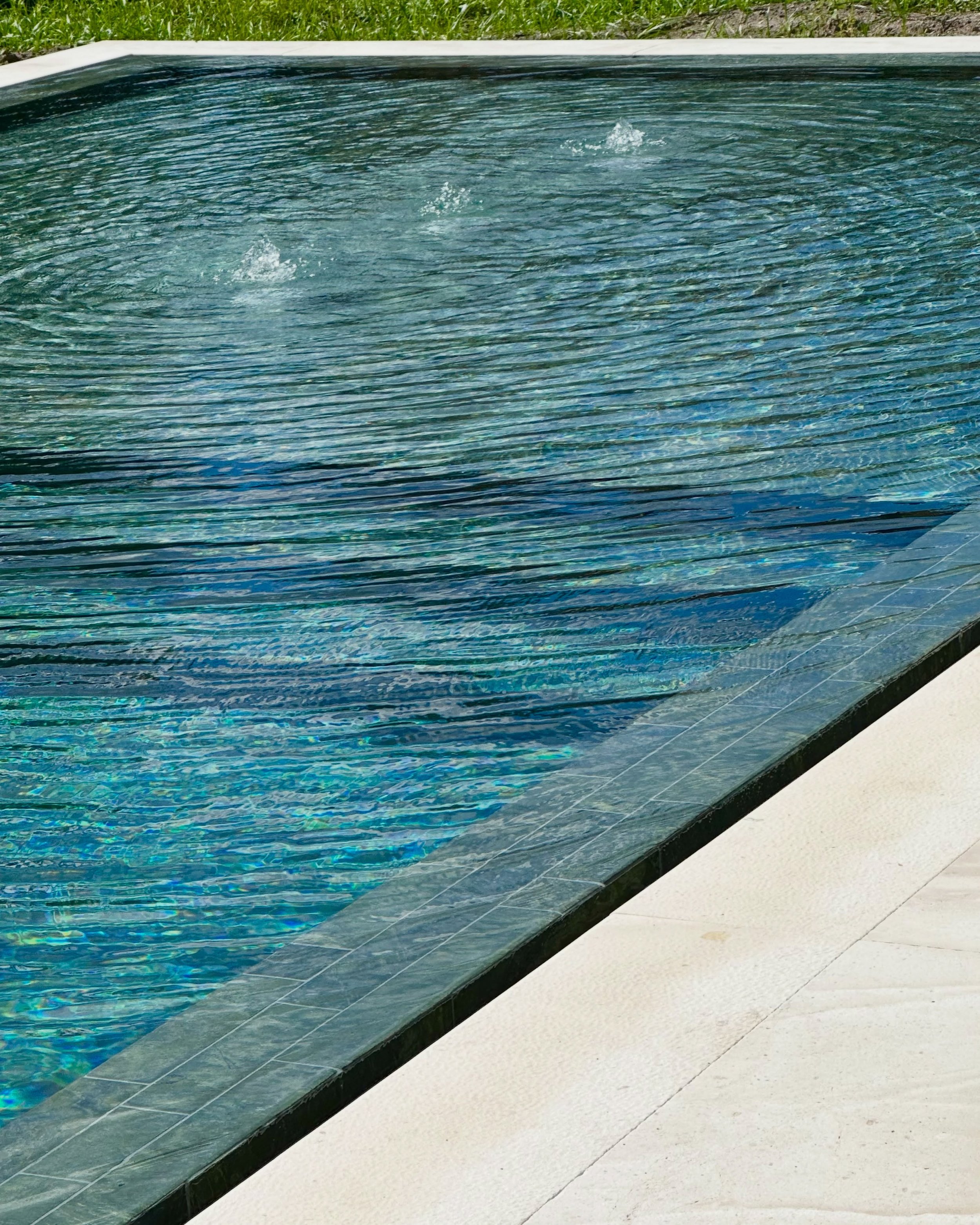 Honed free length offset Verde Amazonas pool interior 

#naturalstone #stonecladding #custompooldesign #exteriordesignmiami