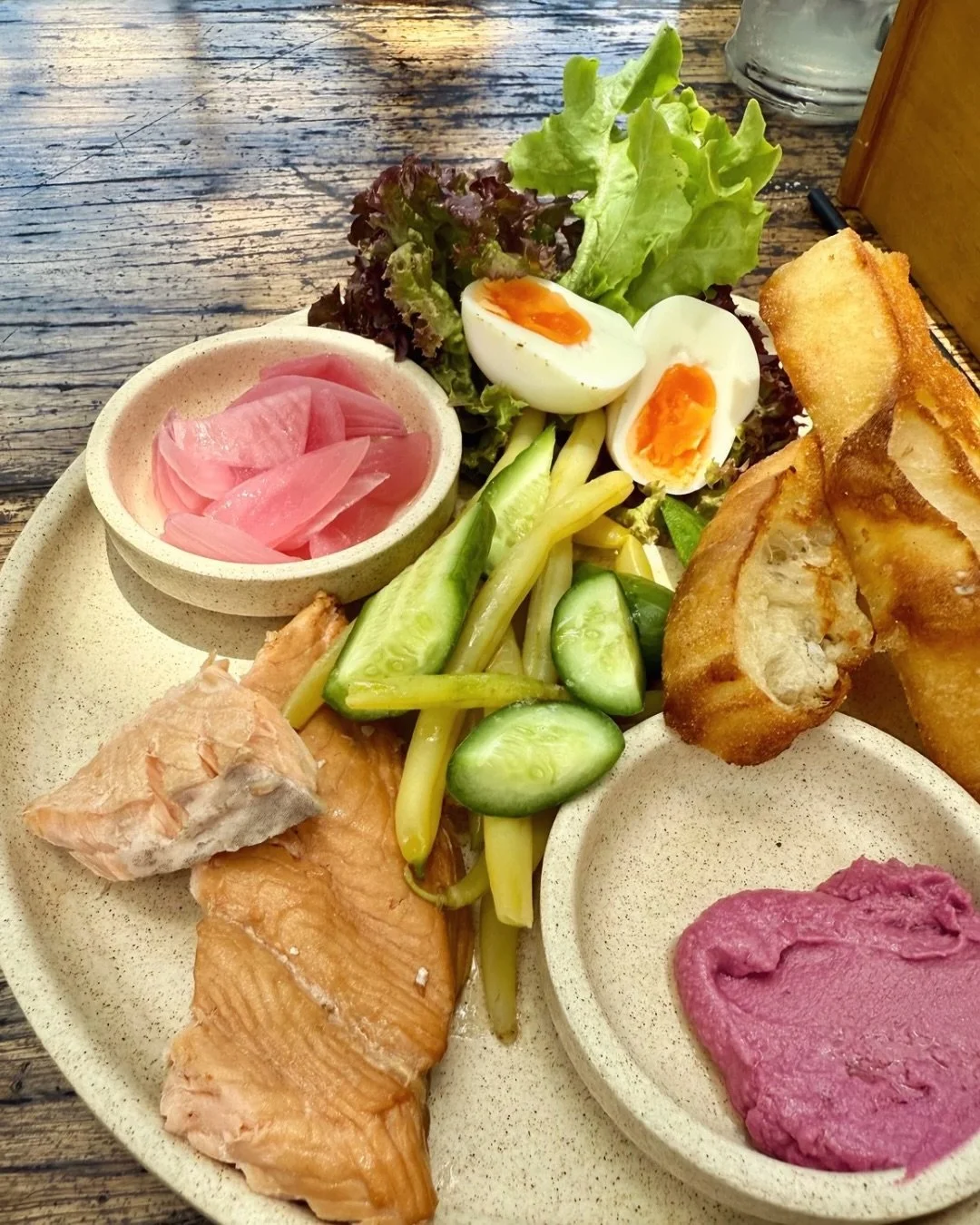 NEW summer brekkie flavours. Big colours. Fresh AF.
🐟 House smoked salmon + wood-fired focaccia + smoked beetroot hummus plate + pickles + soft boiled egg 
🥑 Sliced avocado on toast w heirloom tomato salsa + house dukkah + pressed cucumber + snow p