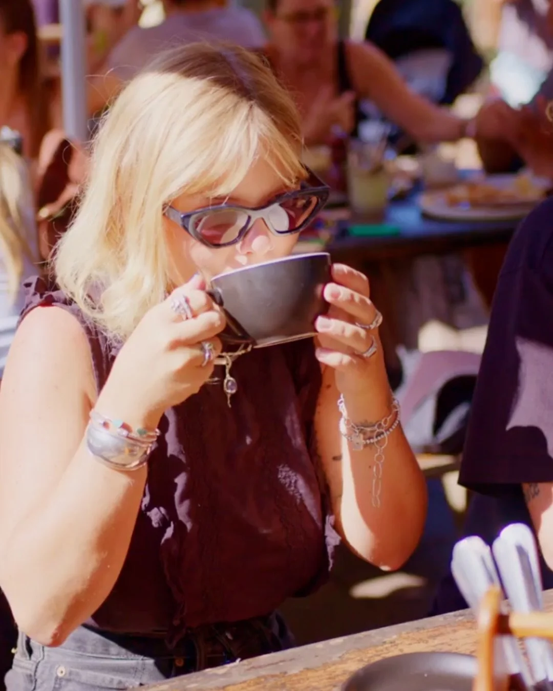 🌴 Mornings beneath the palms at The Roadhouse Byron Bay. Coffee pouring, kitchen humming, our community rolling in 💛