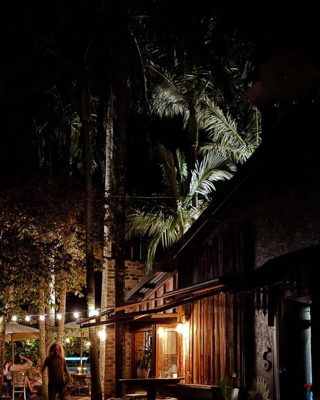 📸 Thanks for this shot @tommylavish_ 💛 capturing the glow of nights at The Roadhouse 🌙