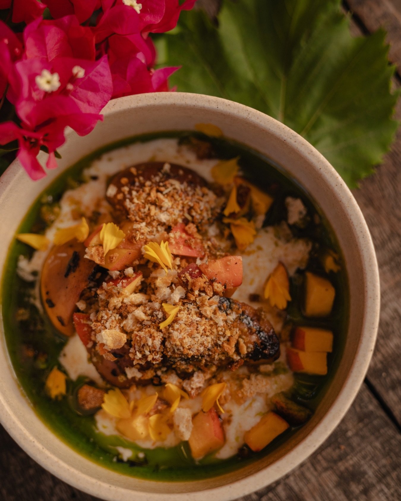 Charcoal peaches, Meredith&rsquo;s goat&rsquo;s curd, pangrattato&hellip; pretty, seasonal, deliciously indulgent. This one won&rsquo;t make it to the cooler months so slide it into your order while you can 🍑