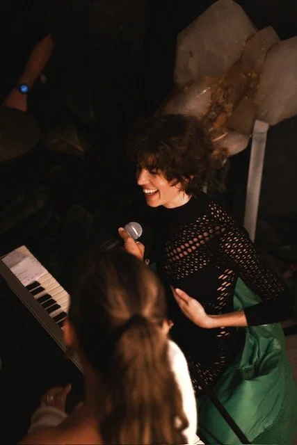 Lila Swain playing piano live at the Roadhouse Byron Bay