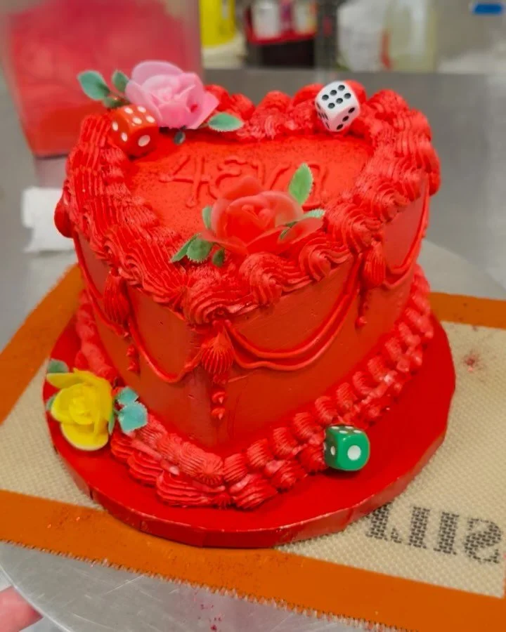 I didn&rsquo;t know I had it in me to make one of these lambeth style cakes but you can learn anything in a coupla YouTube videos 🤷🏼&zwj;♀️🍰❤️