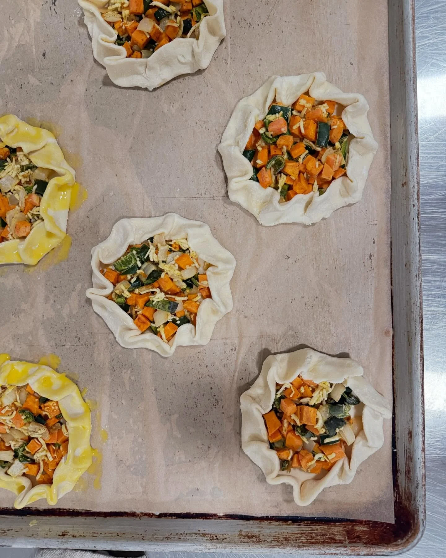 Just a coupla seasonal changes before life becomes ALL PIE ALL THE TIME 🦃🥧 

crowd pleasing sunny-side up galette is stuffed to the brim with roasted sweet potato, poblano + chipotle pepps and Monterrey jack!! Breakfast hash vibes! 

Sweet brioche-