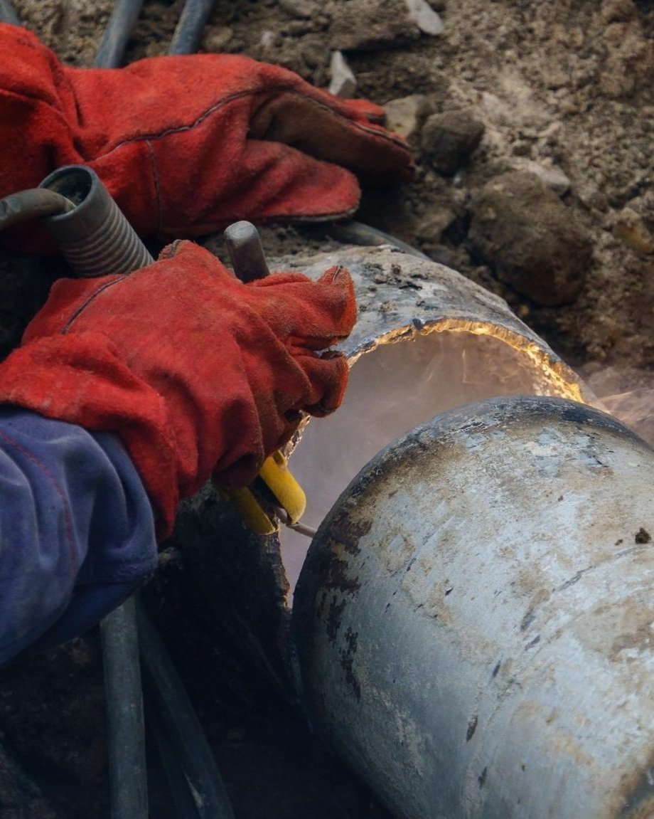 close-up-of-utility-worker-fixing-broken-water-mai-2023-11-27-05-07-16-utc.jpg