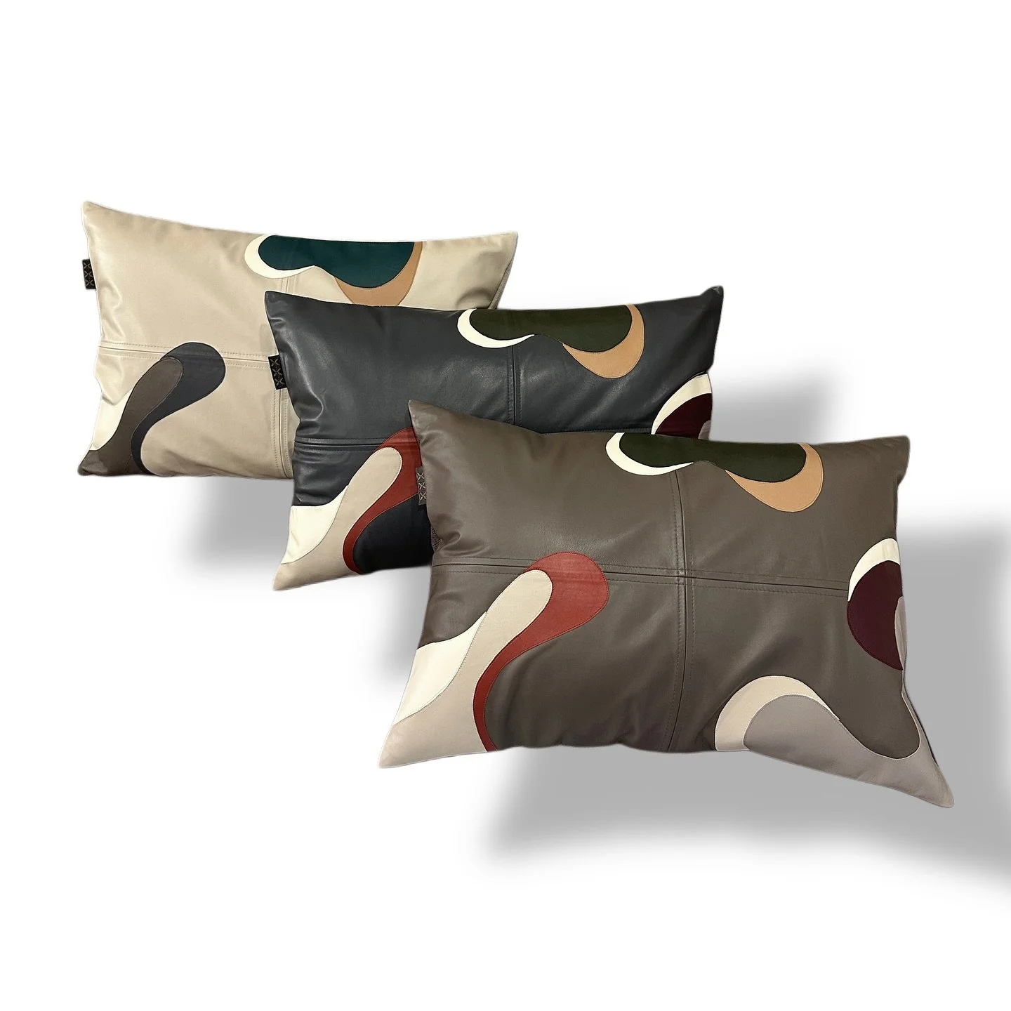 Cuscino &laquo;Waves&raquo;
Nella foto &egrave; presentato nei colori marrone scuro, crema e grigio scuro. Realizzato in pelle naturale di vitello e tessuto italiano di alta qualit&agrave; con trattamento antimacchia.
Ipoallergenico. Fatto a mano.