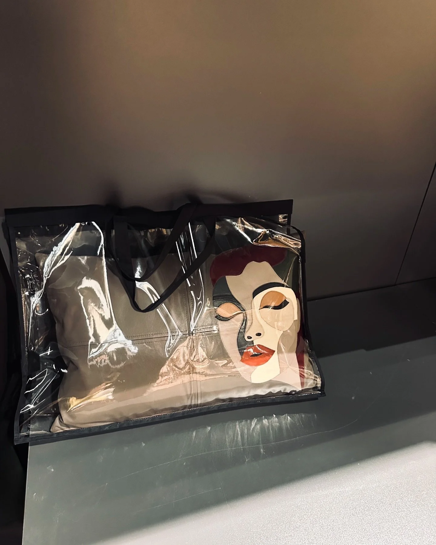 Non creiamo solo cuscini, ma anche soluzioni eleganti per conservarli. Le nostre borse personalizzate, realizzate a mano in vinile e cotone nero, sono impreziosite da un&rsquo;elegante etichetta in pelle con un ricamo esclusivo. Riutilizzabili e funz