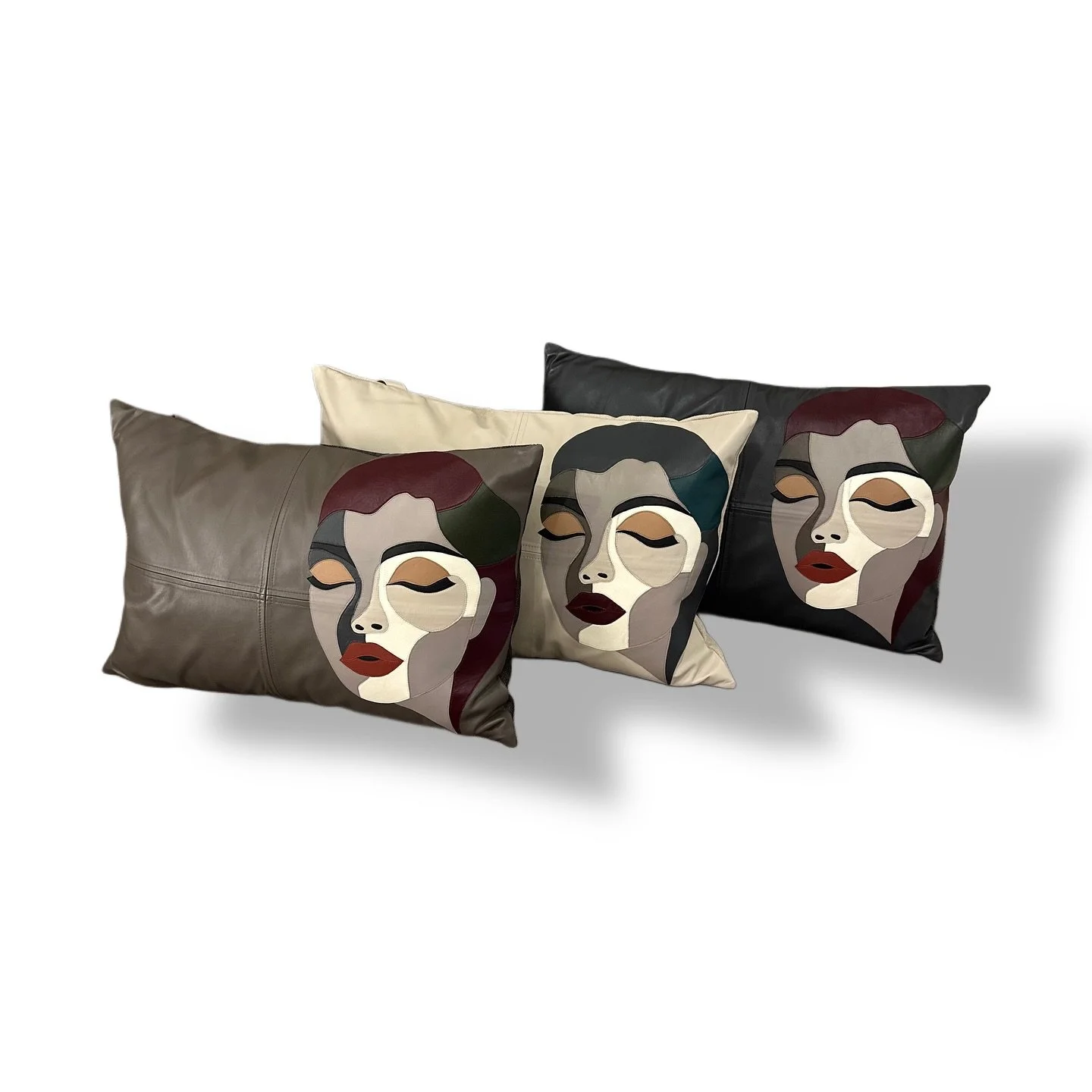 Cuscino &laquo;Face&raquo;
Nella foto &egrave; presentato nei colori marrone scuro, crema e grigio scuro. Realizzato in pelle naturale di vitello e tessuto italiano di alta qualit&agrave; con trattamento antimacchia.
Ipoallergenico. Fatto a mano.