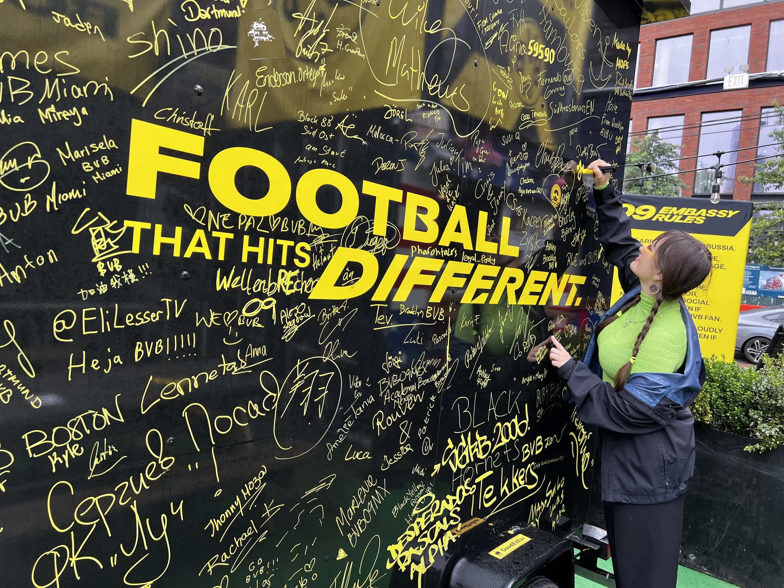 VTIS - Customized Retail-Sampling Cart (3).jpeg