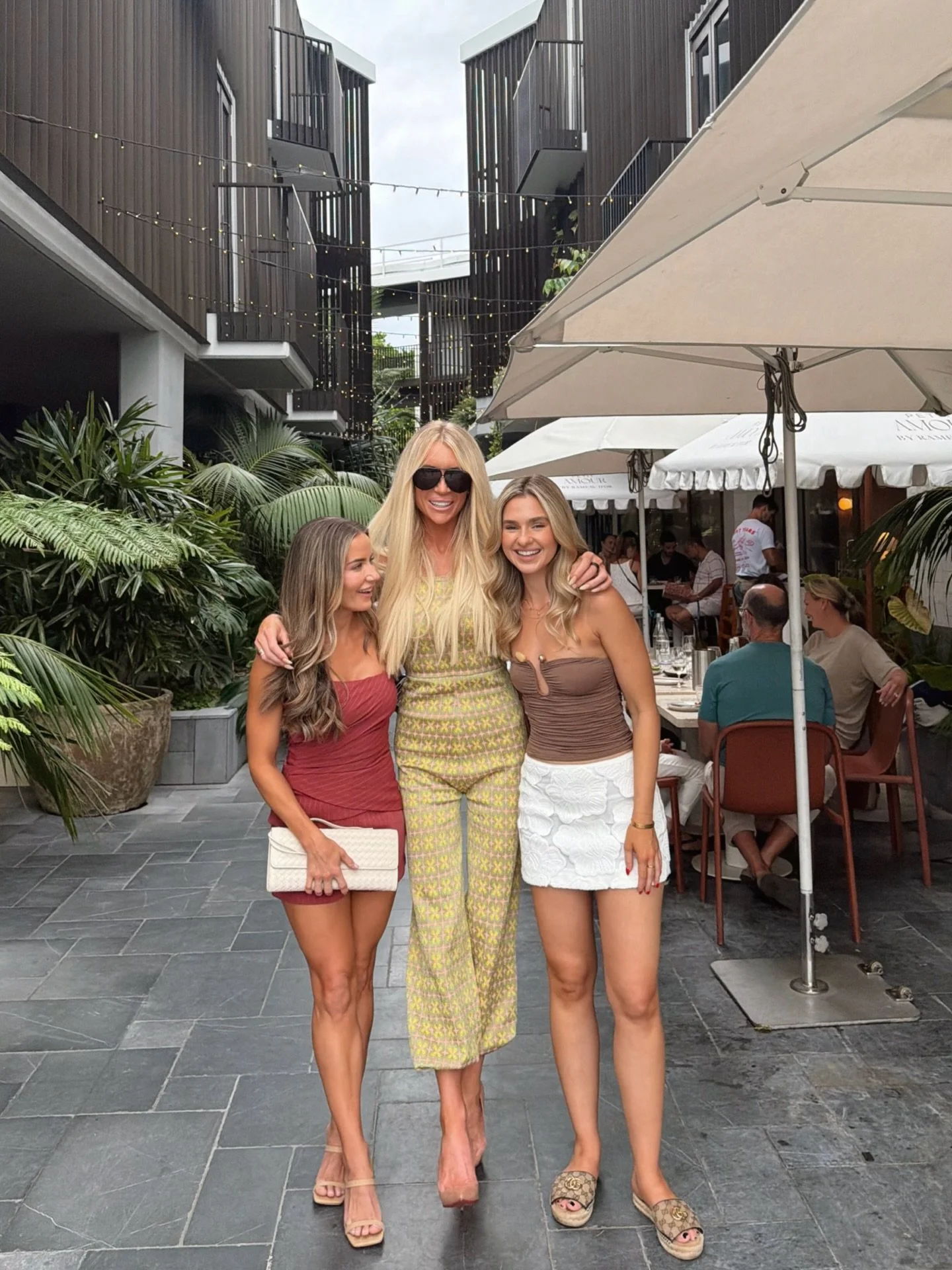 Morning workout with @find_your_strength_pt. 
Sunny Coast ➡️ Byron for a fabulous lunch with some @calmerceuticals legends. 
Byron ➡️ Bris for the cricket. 
Brisbane ➡️ to Sunny Coast with one sleepy bubba (and mum 🤣). #sillyseason